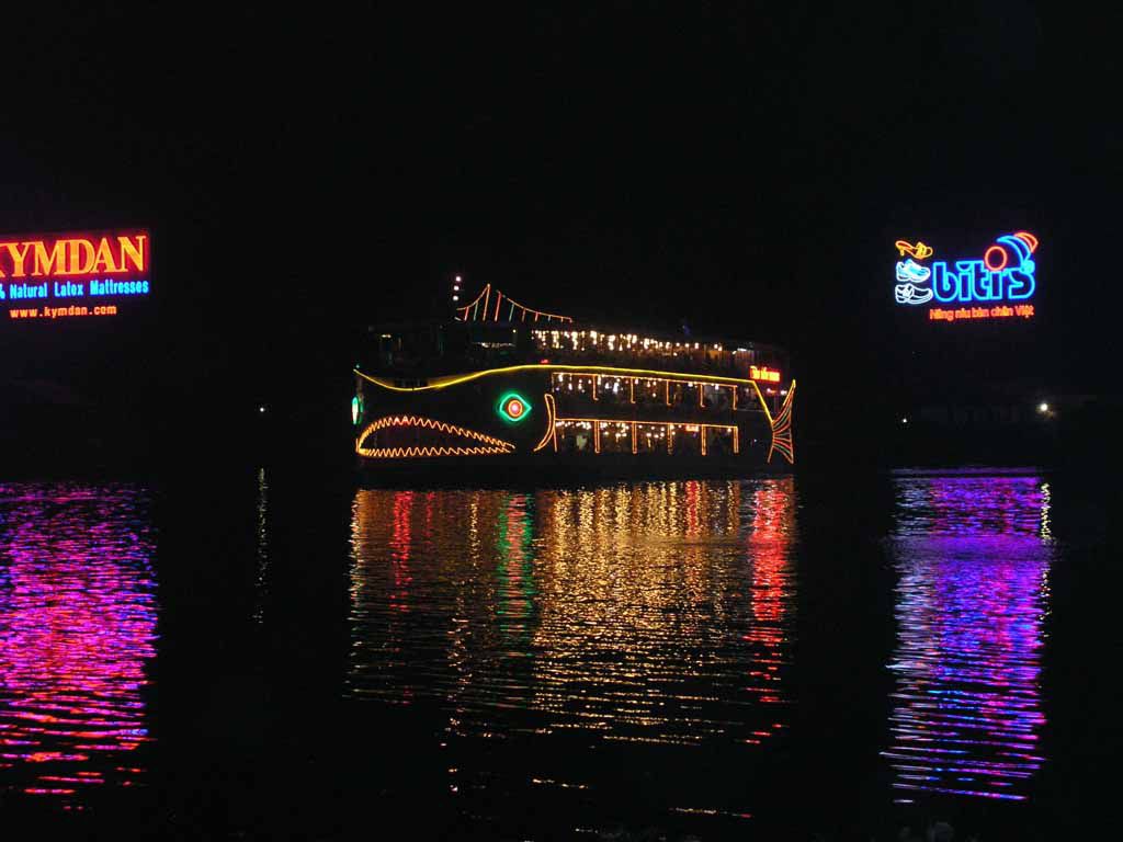 Saigon, Ausflugsdampfer auf den Saigon Fluss / Song Sai Gon / bei Nacht