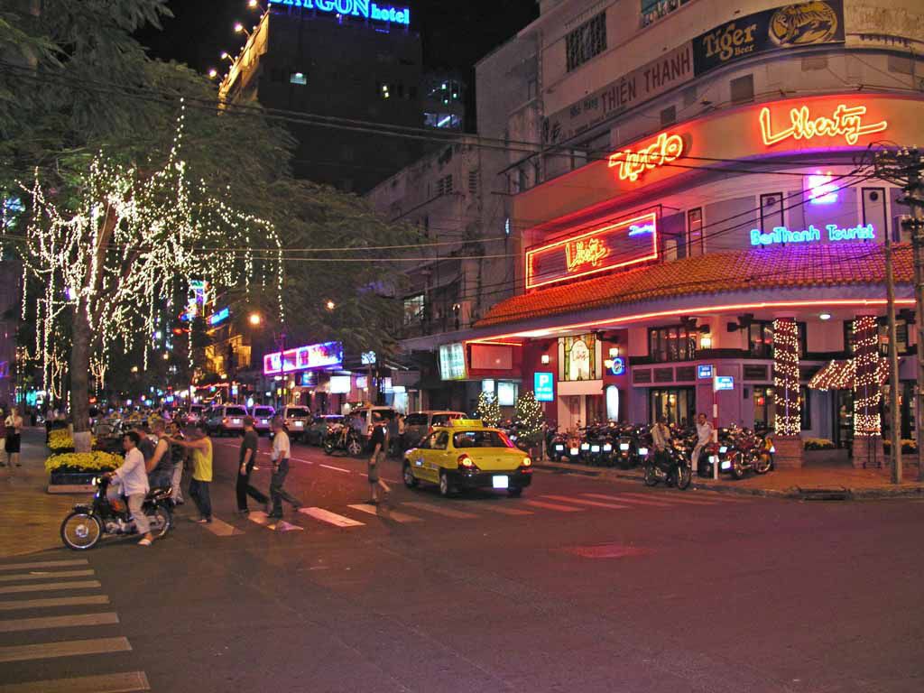 Saigon, die Dai Lo Hai Ba Trung Straße bei Nacht