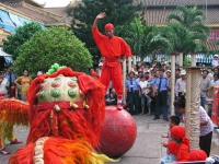 Saigon, chinesische Tanzgruppe vor dem Bin Tay Markt