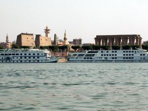 Nildampfer vor dem Luxortempel