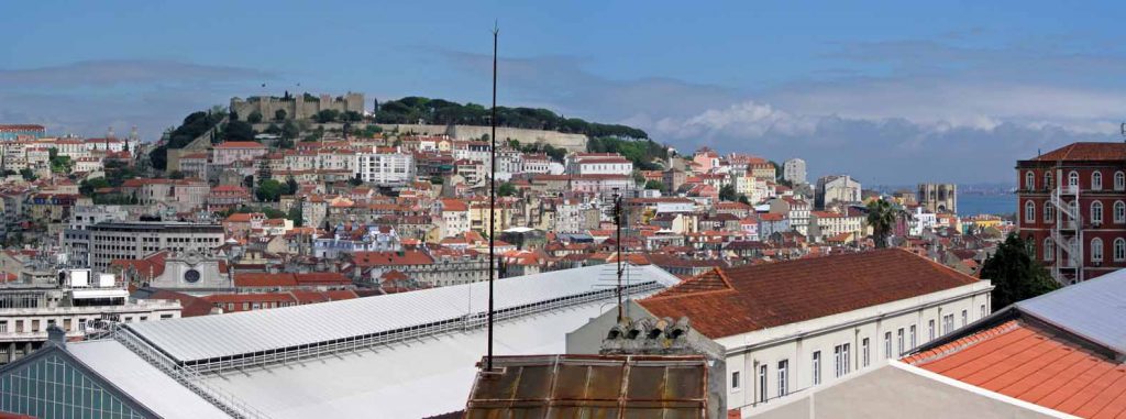 Blick vom Miradouro de Sao Pedro de Alcantara auf das Castelo de Sao Jorge