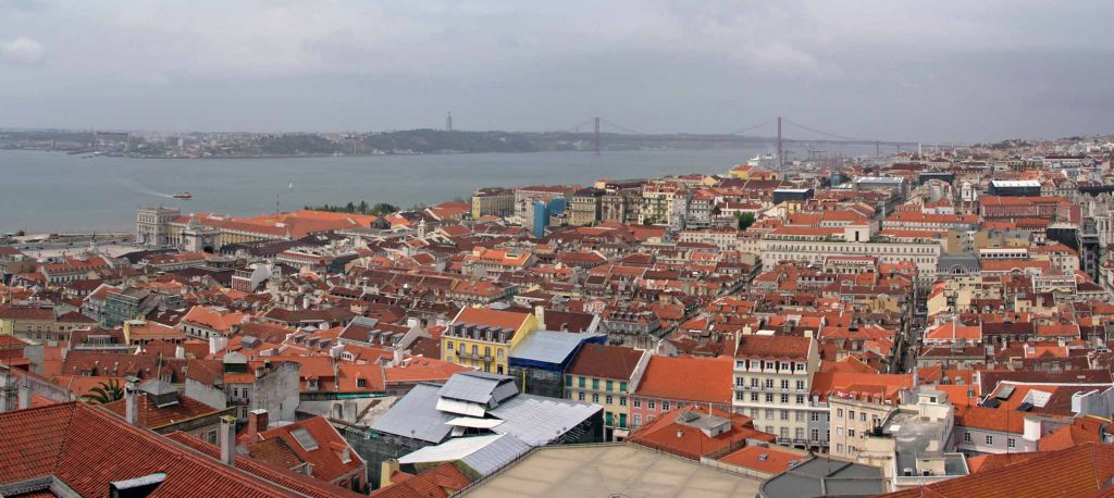 Blick vom Castelo de Sao Jorge über Lissabon in Richtung Tejo