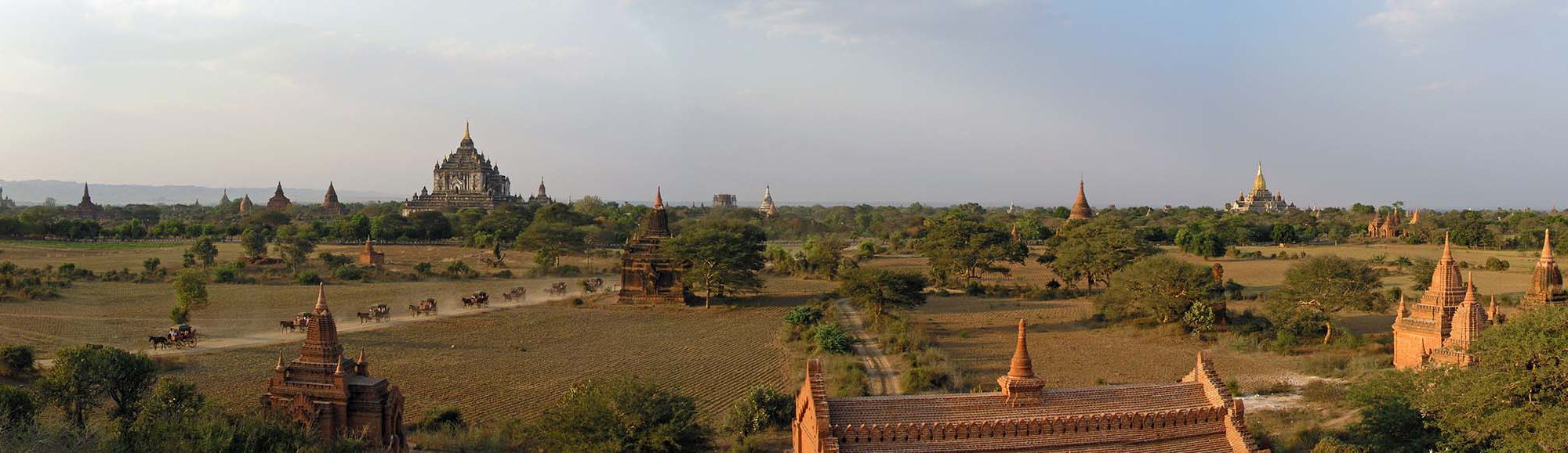 Panoramablick über einige Pagoden von Bagan