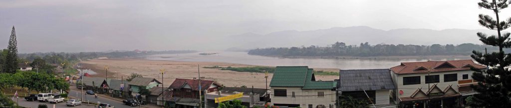 Panoramablick auf das Goldene Dreieck, von Chiang Saen / Thailand aus gesehen