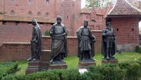 Malbork, Marienburg, Statuen von 4 Großmeistern