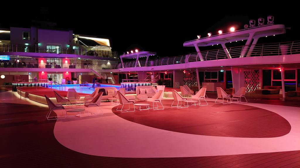 Mein Schiff 2, An Deck bei Nacht